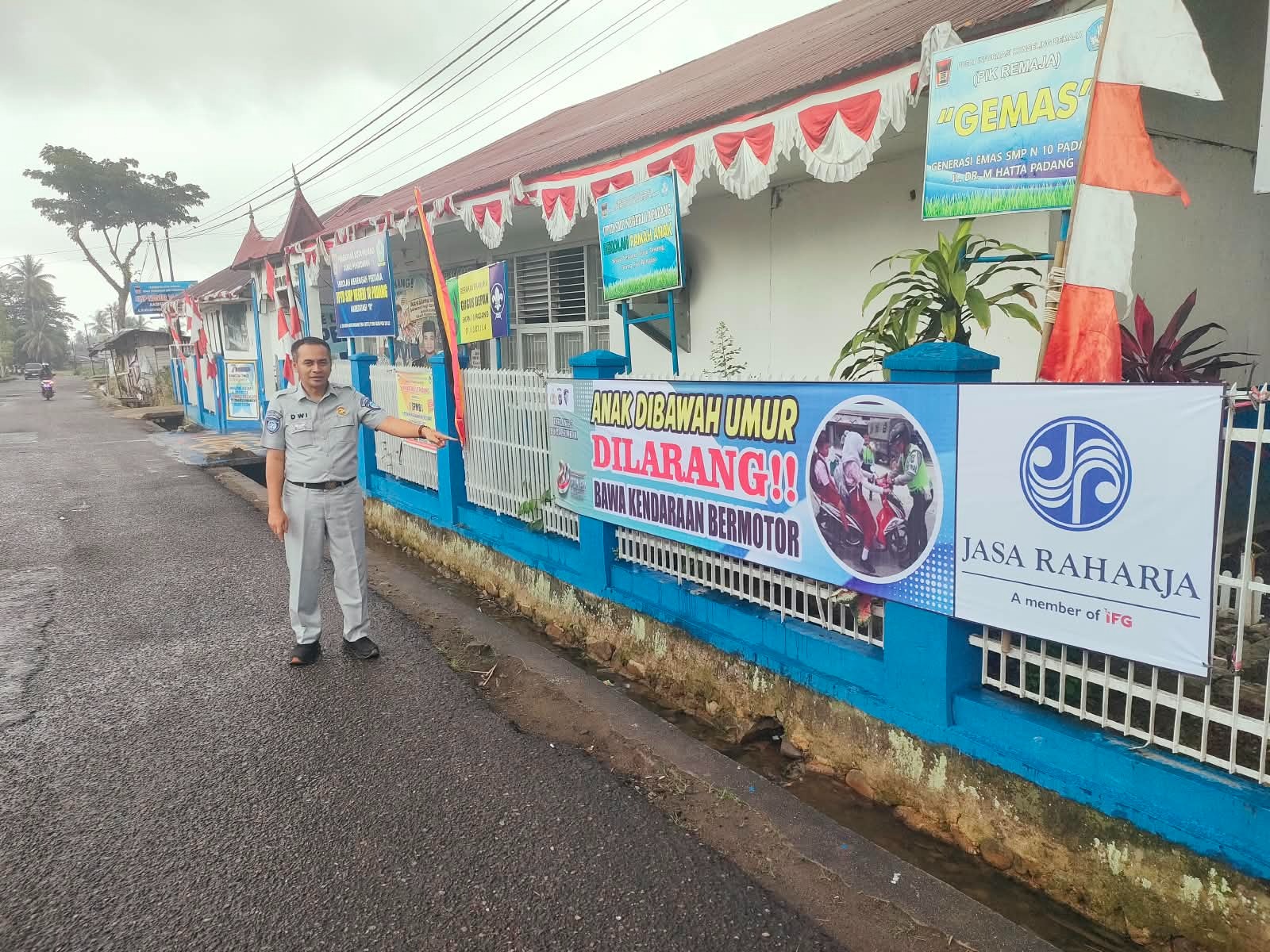 Jasa Raharja Sumbar Pasang Spanduk Keselamatan di Lima Titik Rawan Kecelakaan