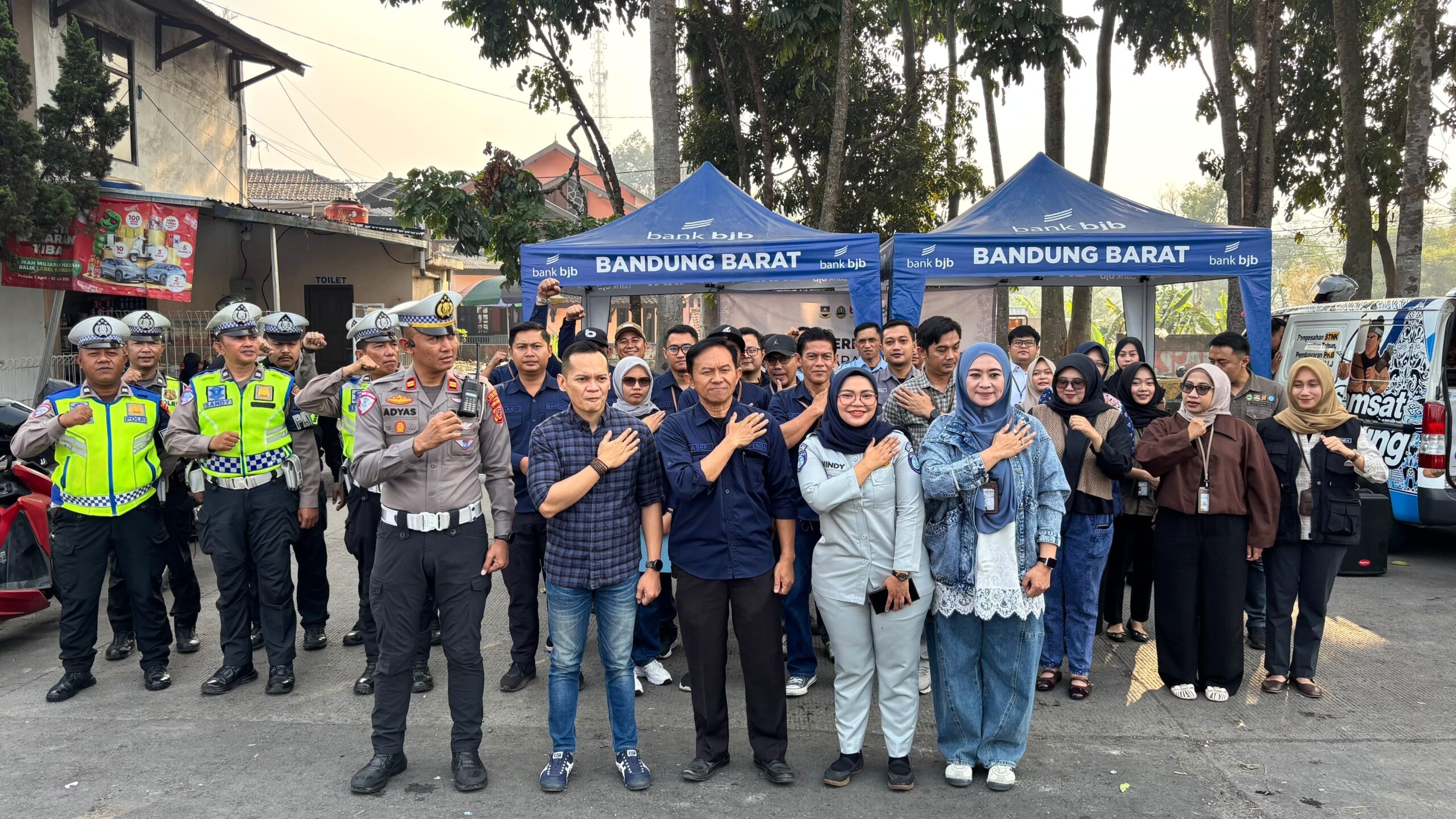 Tim Pembina Samsat Kab Bandung Barat dan Bapenda Kab Bandung Barat Melakukan Operasi Gabungan di Wilayah Kab Bandung Barat