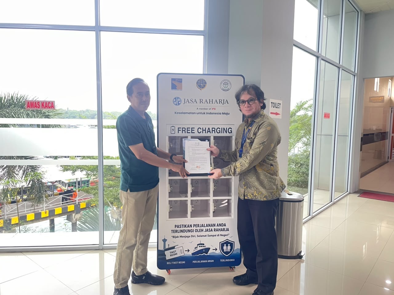 Dukung Transportasi Berkelanjutan, Jasa Raharja Kanwil Kepri Serahkan Charging Station melalui Program TJSL di Pelabuhan Domestik Sekupang dan Pelabuhan Domestik Punggur