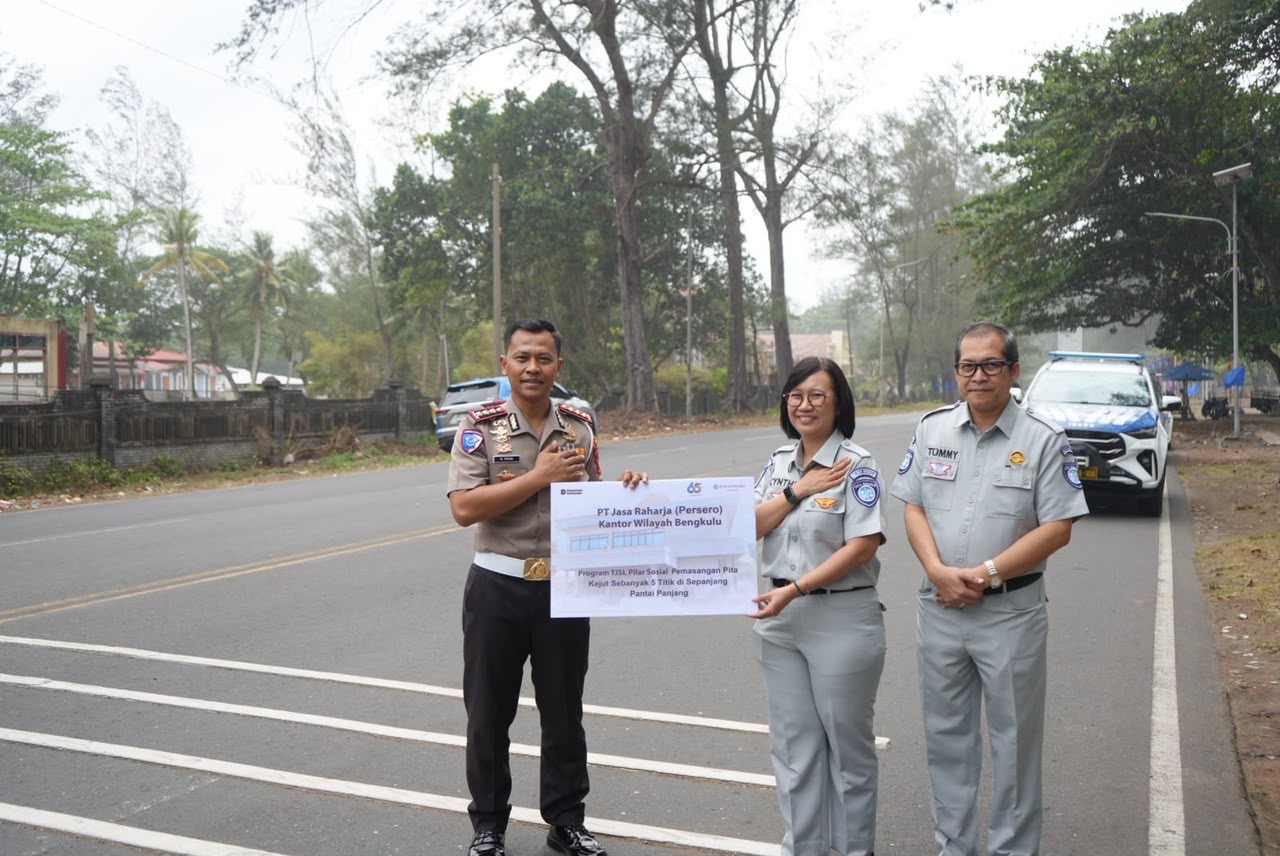 PT Jasa Raharja (Persero) Kanwil Bengkulu Serahkan Bantuan TJSL Berupa Pita Kejut Sebanyak 5 Titik di Sepanjang Jalan Pariwisata