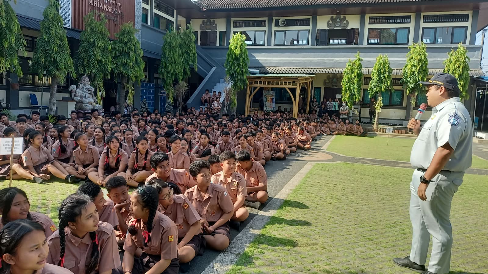 Menanamkan Keselamatan dari Bangku Sekolah, Jasa Raharja Hadir di SMPN 1 Abiansemal