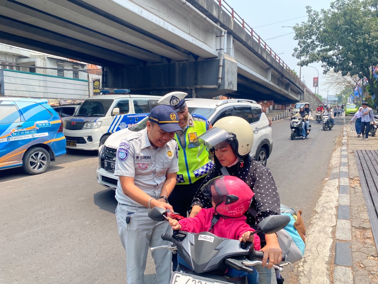 Jasa Raharja Kanwil Jawa Barat dan Polres Cimahi Hadir di Daerah Rawan Laka, Tebarkan Pesan Keselamatan kepada Pengguna