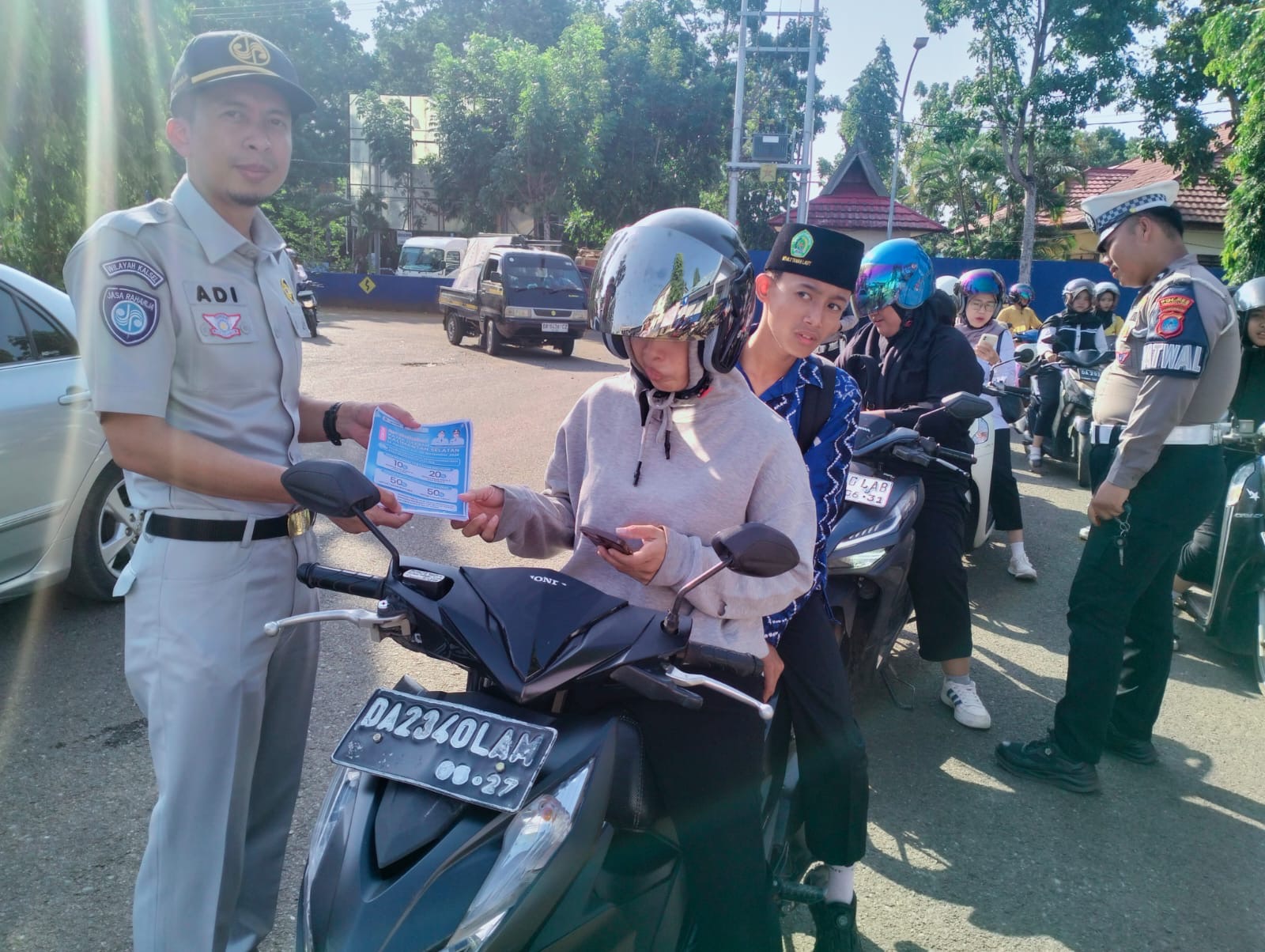 Relaksasi Pajak untuk Masyarakat, Tim Pembina Samsat Pelaihari Gencarkan Sosialisasi di Lapangan