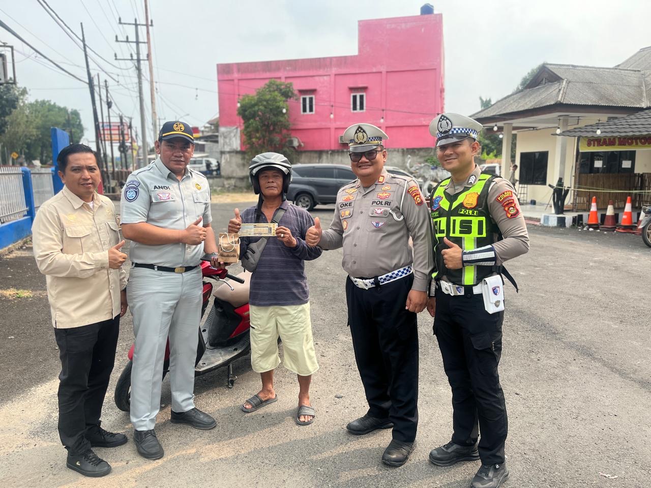 Tim Samsat OKI 1 Gelar Samsat Menyapa, Edukasi Taat PKB dan Tertib Lalu Lintas di Kayuagung