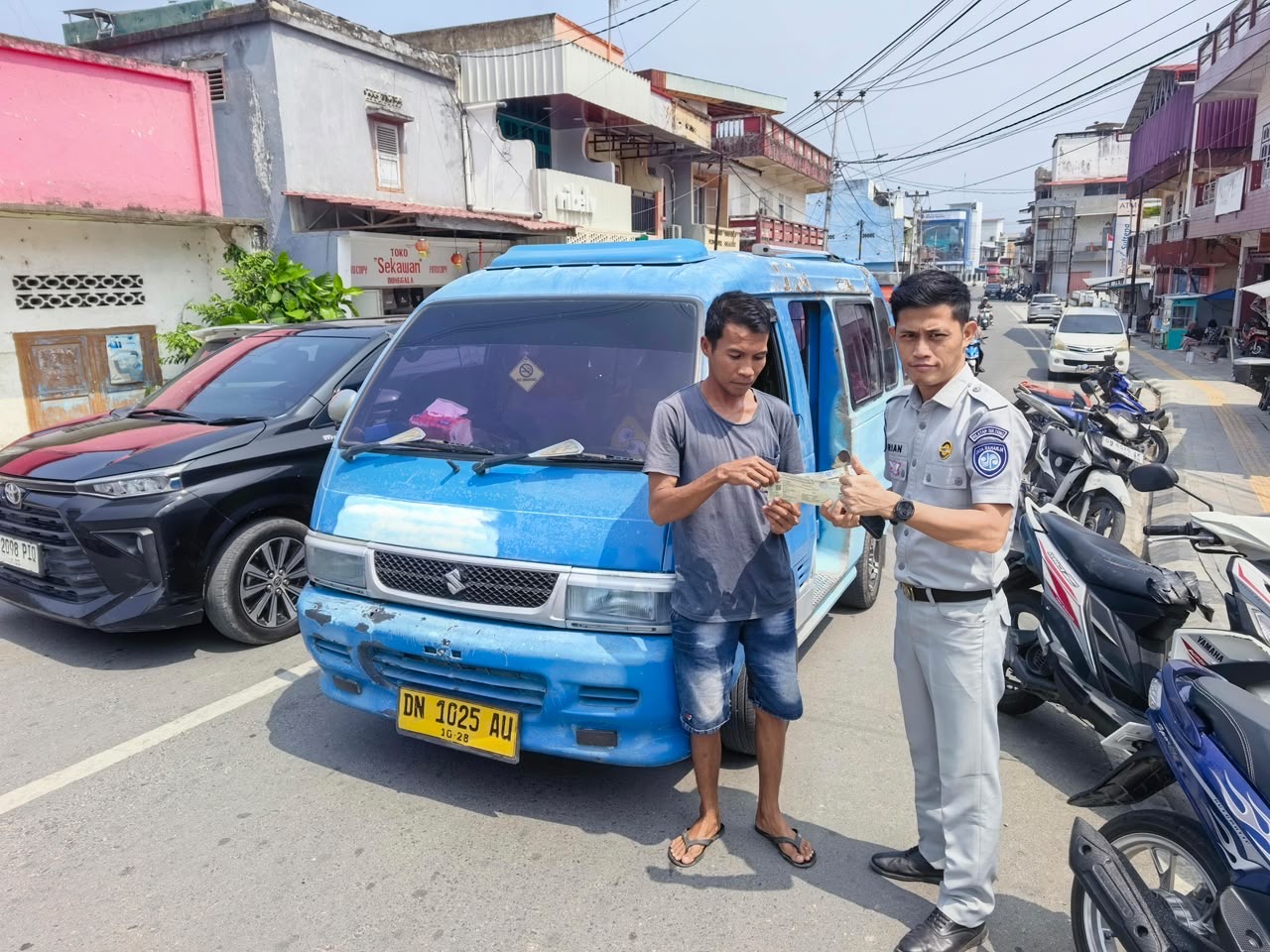 Jasa Raharja Donggala Laksanakan Pengutipan IWKBU dan Edukasi Pembayaran Digital Kepada Pemilik Angkutan Umum