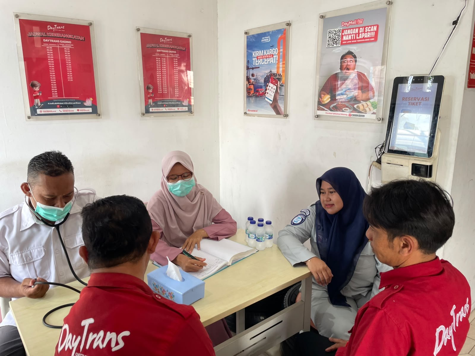 Jasa Raharja Berikan Pemeriksaan Kesehatan Gratis di PO Daytrans untuk Dukung Keselamatan Berkendara