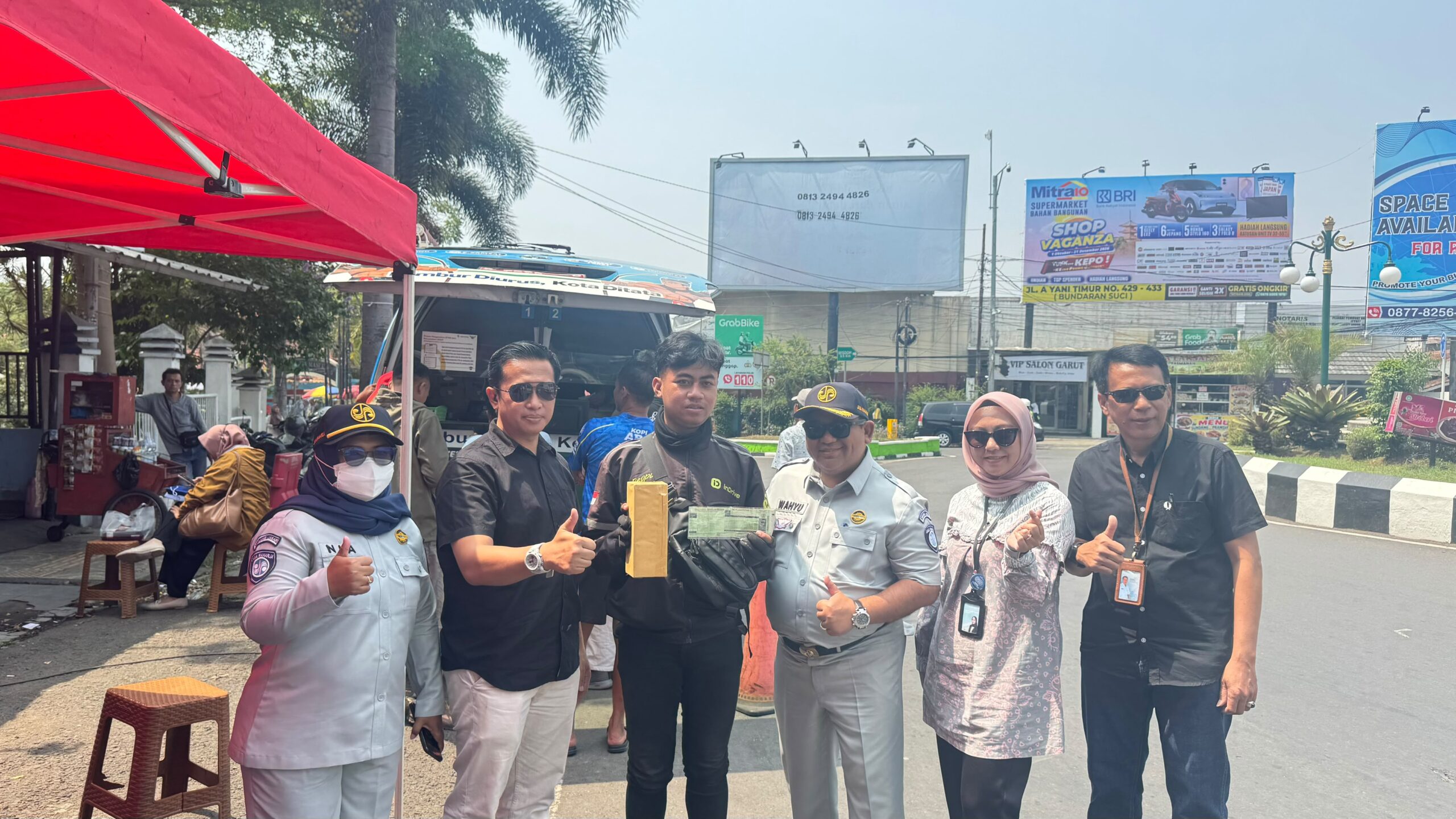 PT Jasa Raharja Cabang Tasikmalaya Berikan Pengobatan Gratis dan Souvenir bagi Wajib Pajak pada Operasi Gabungan di Bunderan Tarogong