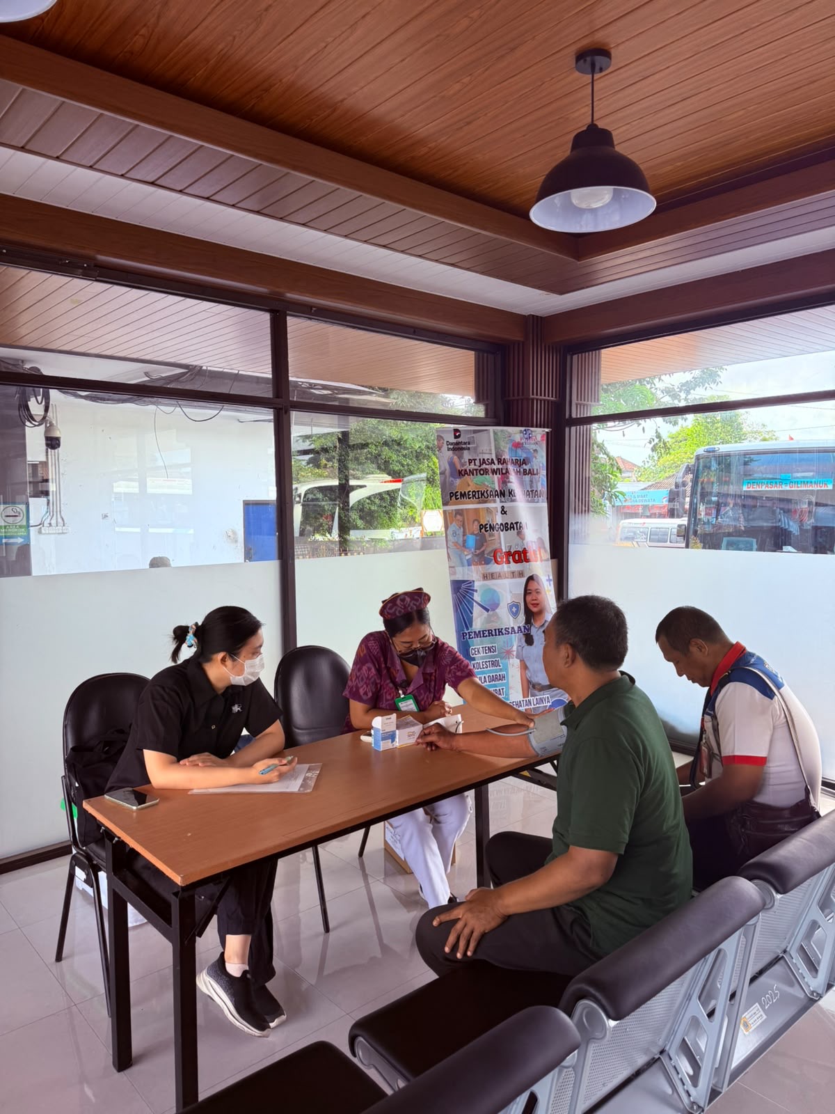Di Tengah Aktivitas Terminal Ubung,Jasa Raharja Hadirkan Layanan Kesehatan Gratis