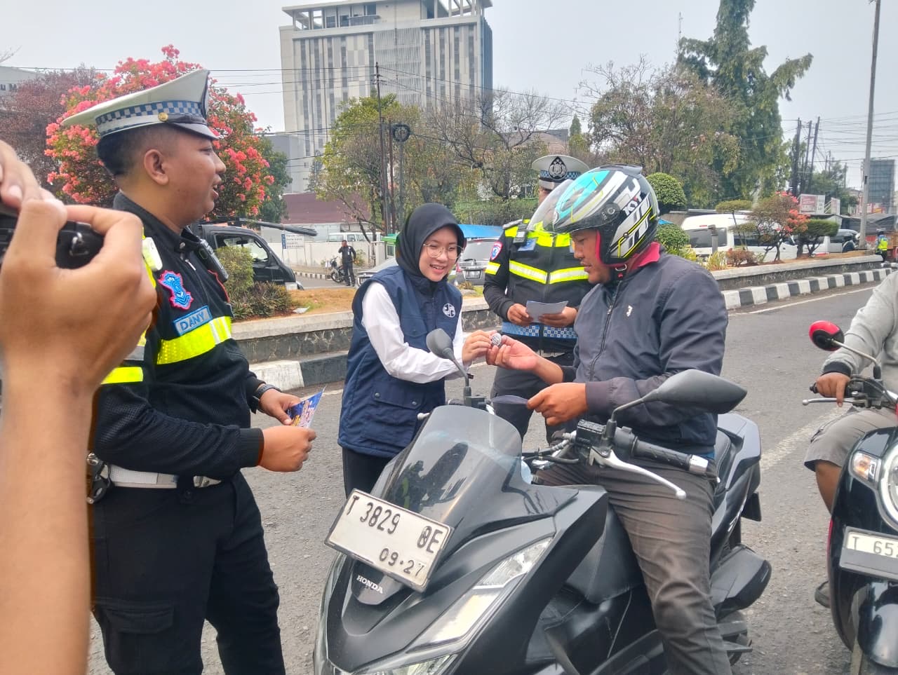 Operasi Gabungan Kepatuhan Pembayaran Pajak Kendaraan Hari Ke 1 Di Kabupaten Karawang